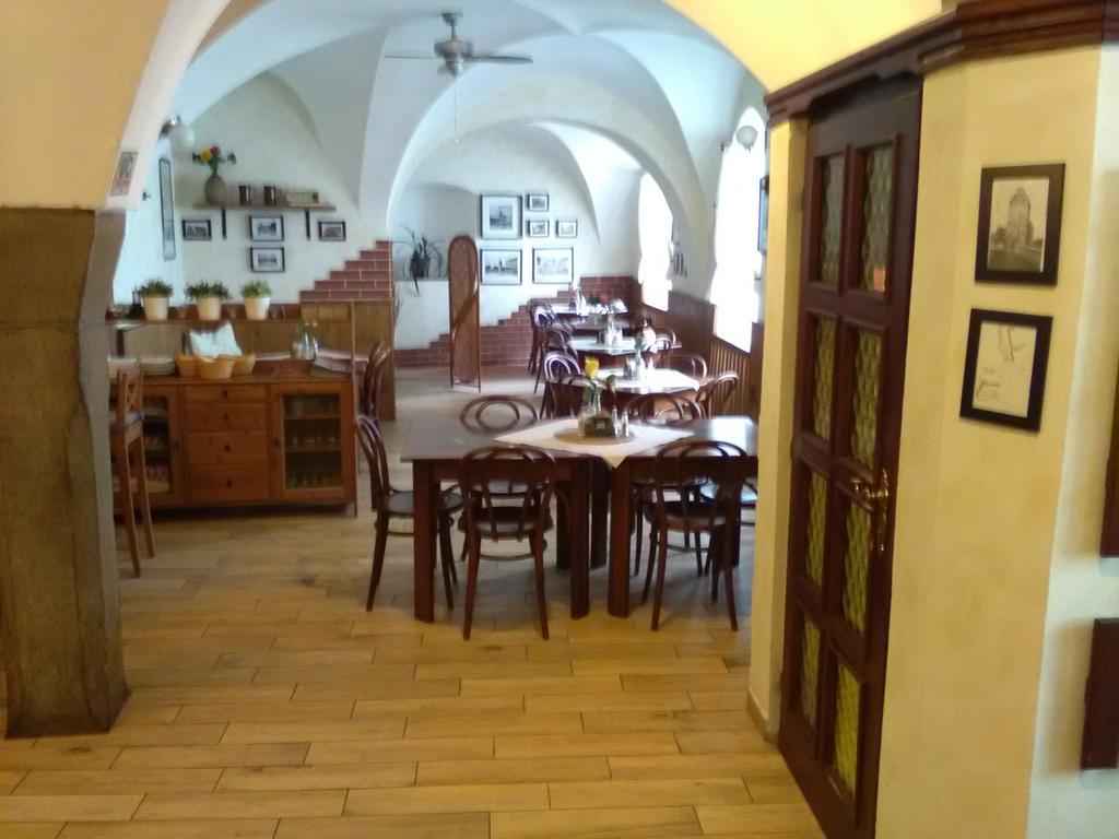 Penzion A Restaurace Modra Ruze Tabor Bagian luar foto
