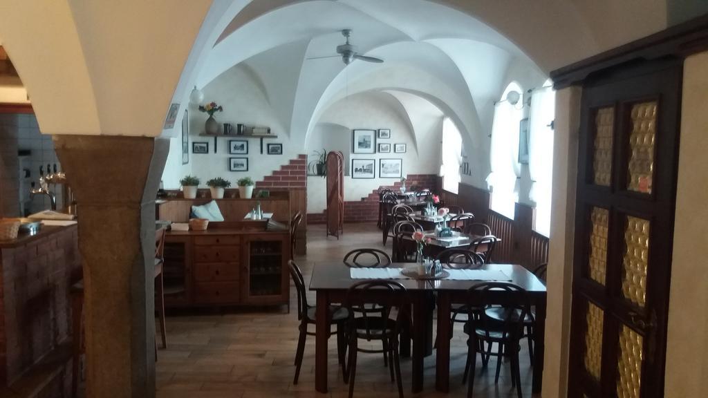 Penzion A Restaurace Modra Ruze Tabor Bagian luar foto