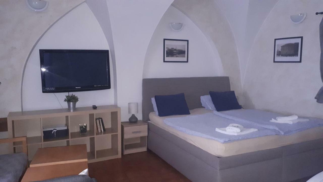Penzion A Restaurace Modra Ruze Tabor Bagian luar foto